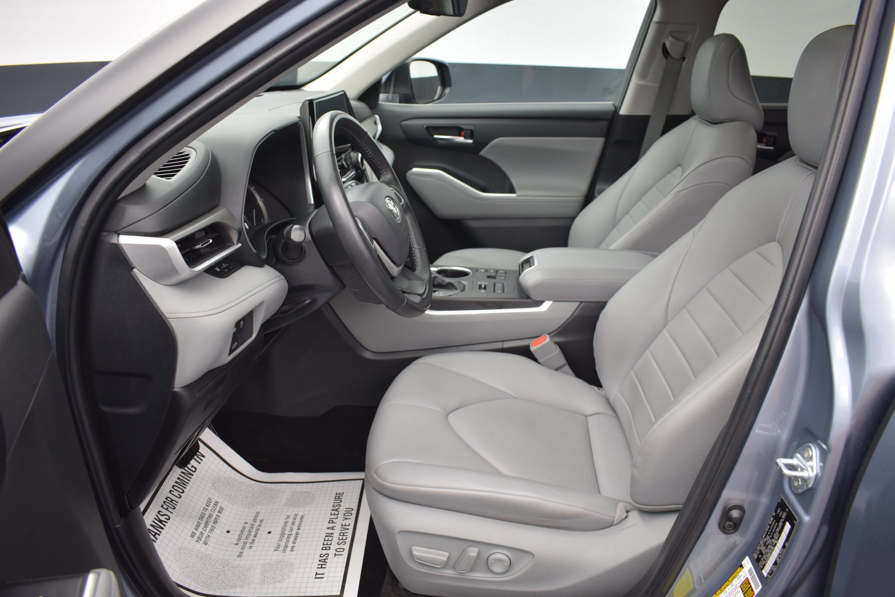 Used 2024 Toyota Highlander XLE AWD/4WD image 16
