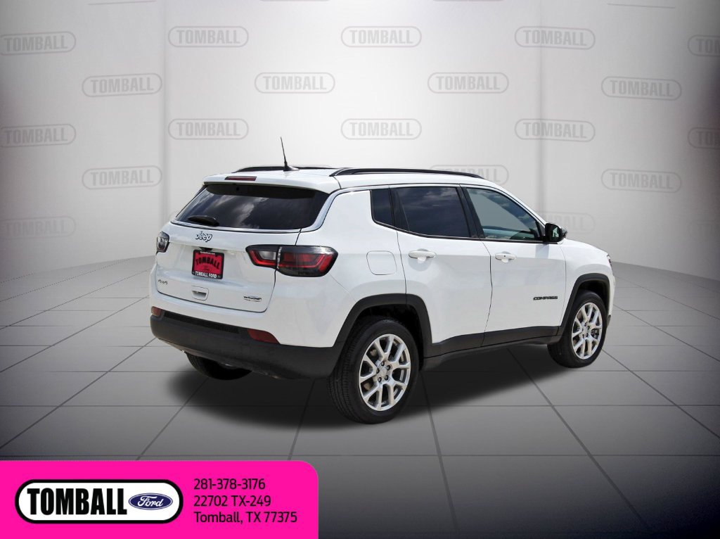 Used 2024 Jeep Compass Latitude w/ Sun and Sound Group AWD/4WD image 8
