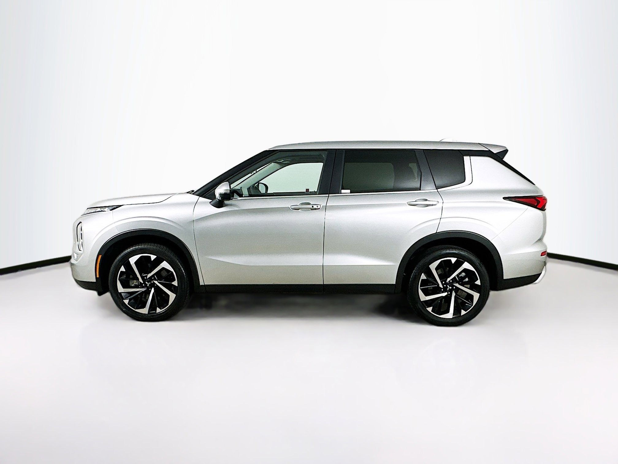 Used 2024 Mitsubishi Outlander SE image 4