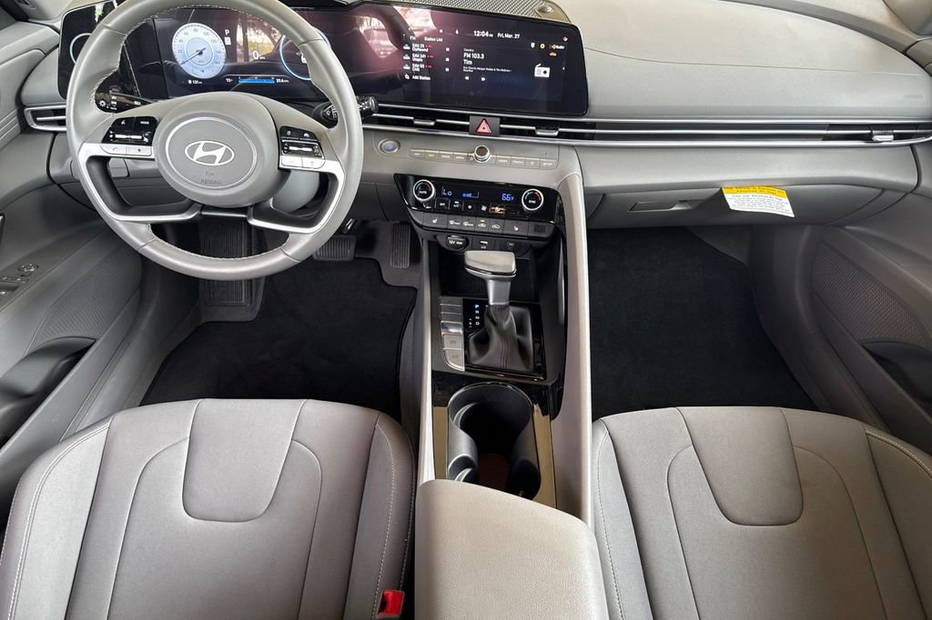 Used 2025 Hyundai Elantra SEL image 10