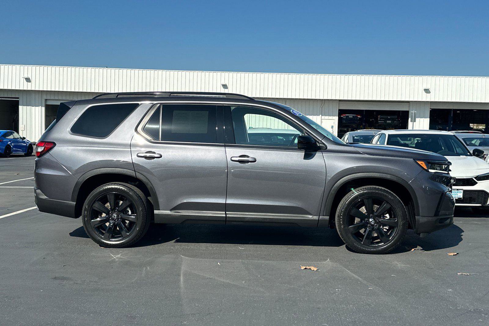 Certified 2025 Honda Pilot Black Edition image 2