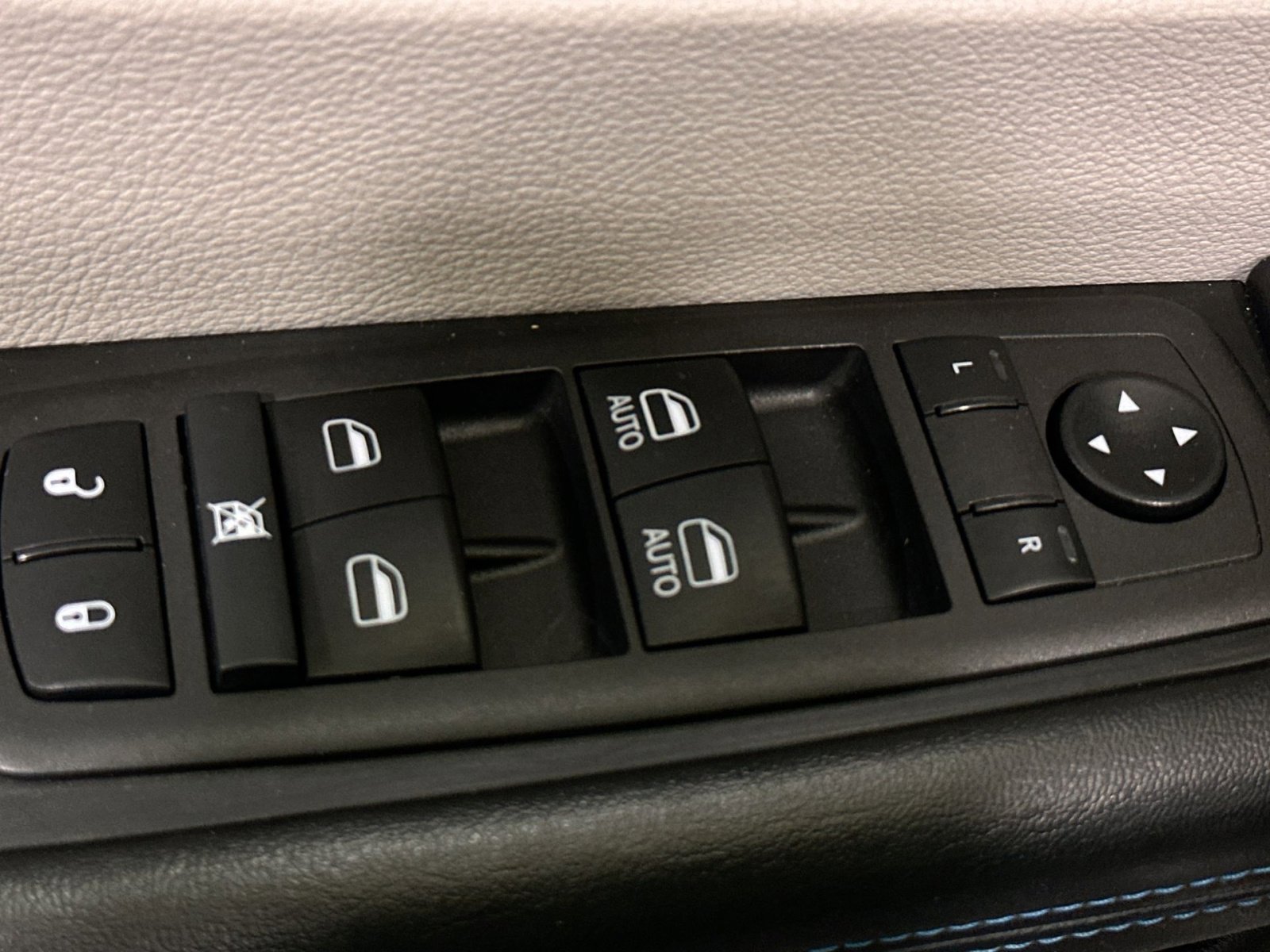 Used 2021 Chrysler Pacifica Touring-L image 13