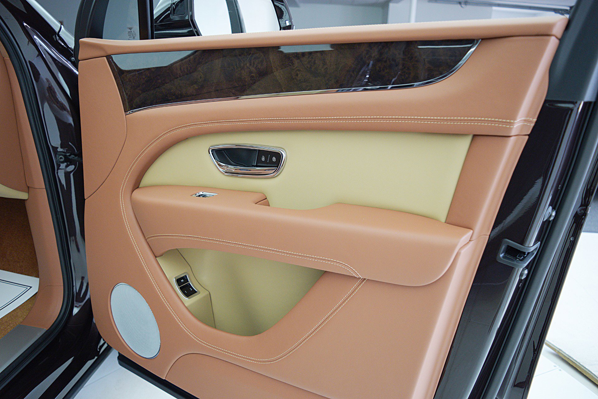 Used 2024 Bentley Bentayga image 38