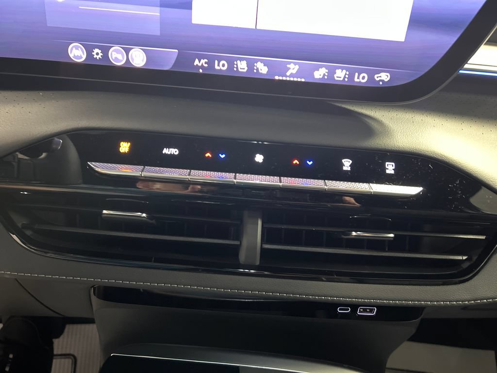 New 2027 Buick Enclave Avenir w/ LPO, Floor Liner Package FWD image 17