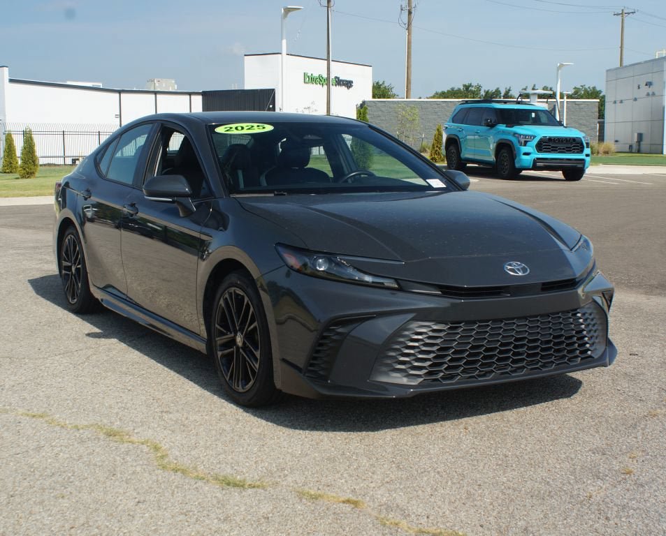 Used 2025 Toyota Camry SE FWD image 2