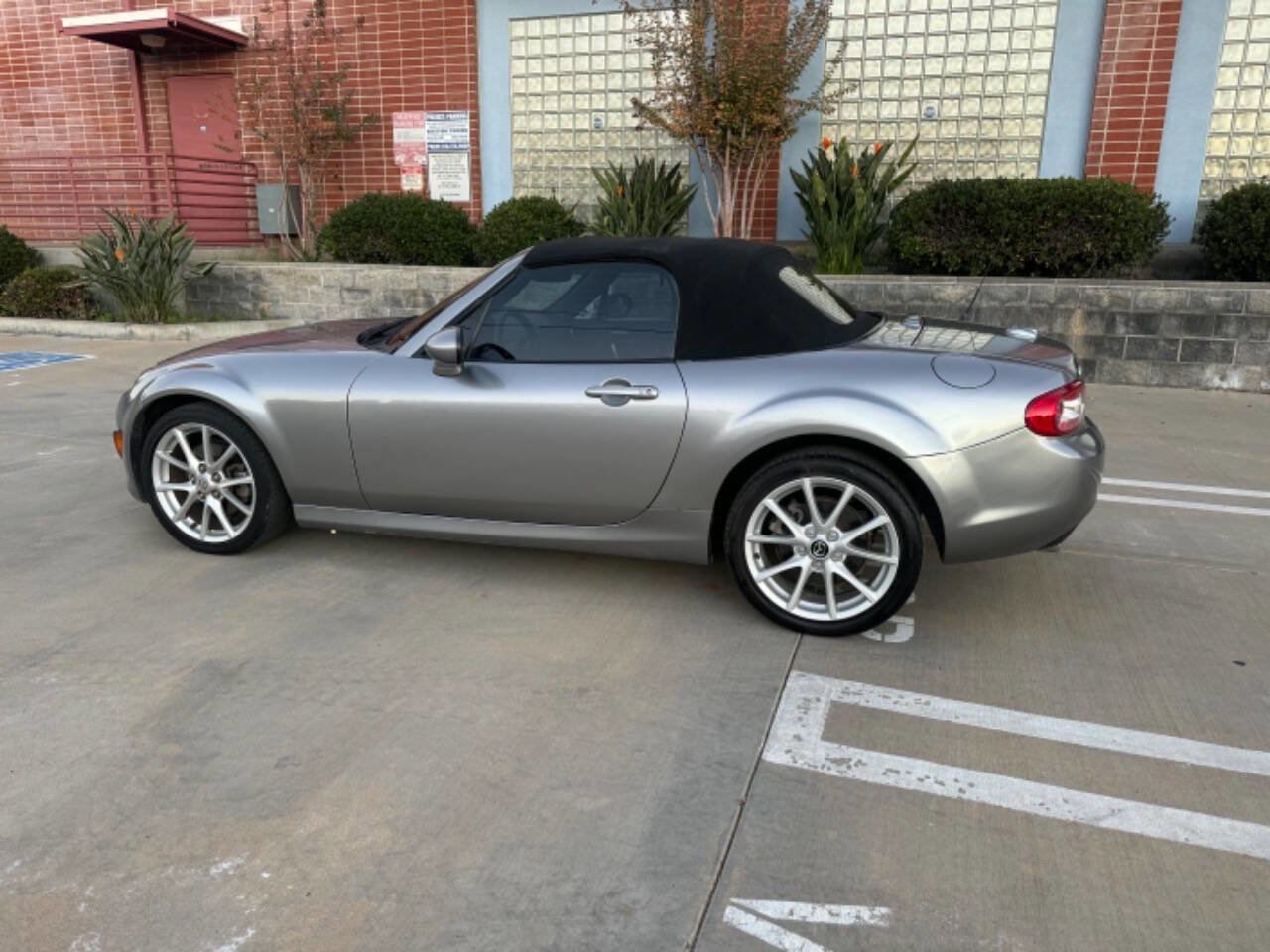 Used 2010 MAZDA MX-5 Miata Grand Touring w/ Premium Pkg image 15