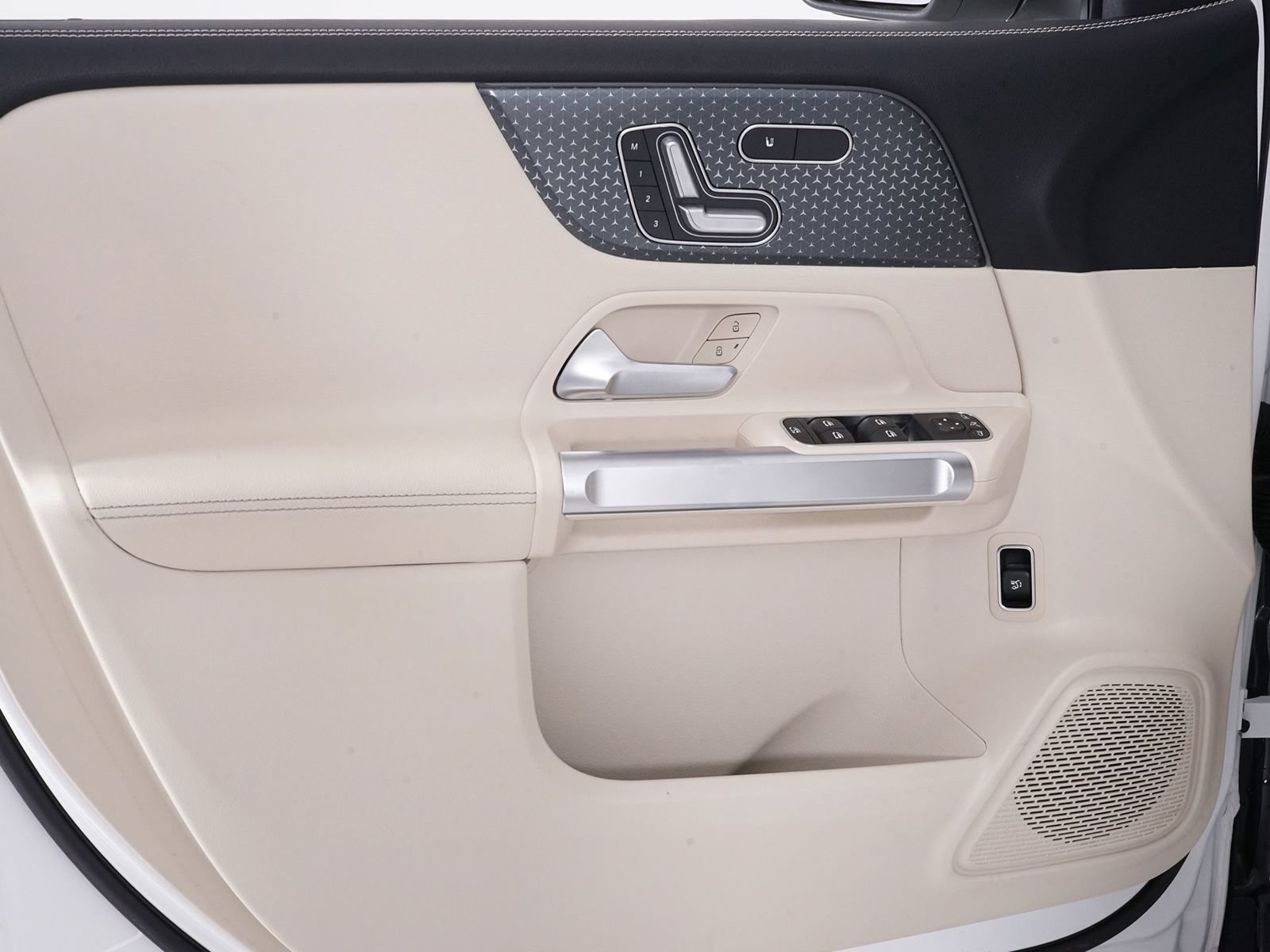 Used 2025 Mercedes-Benz GLB 250 4MATIC image 33
