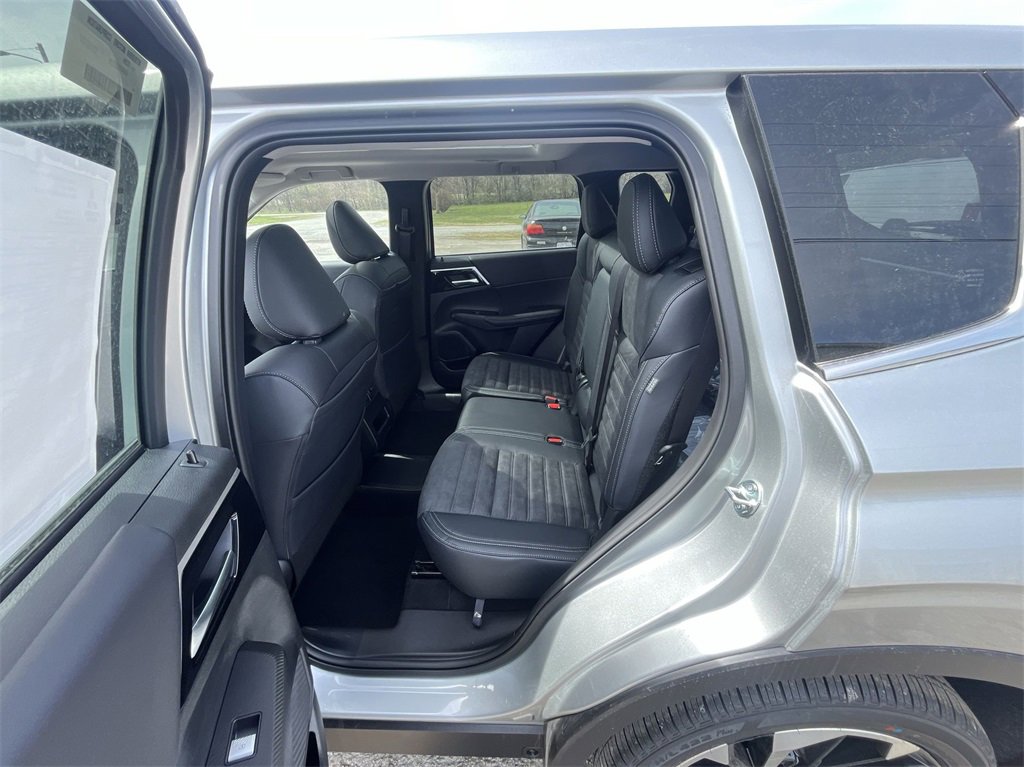 New 2025 Mitsubishi Outlander SE image 23