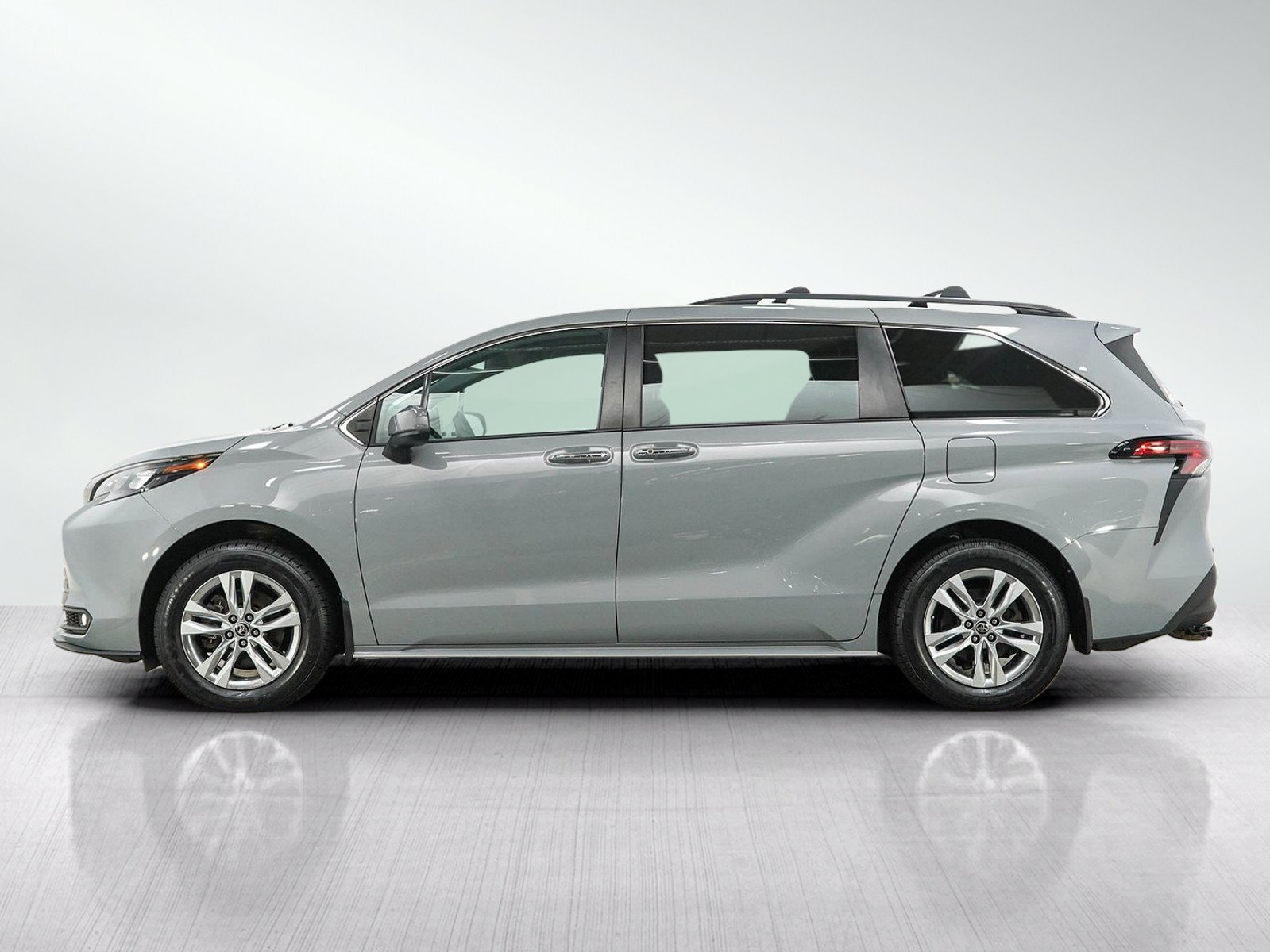 Used 2022 Toyota Sienna XLE Woodland Edition AWD/4WD image 2