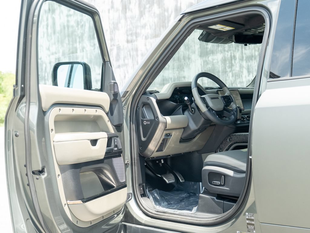 Used 2025 Land Rover Defender 110 AWD/4WD image 10