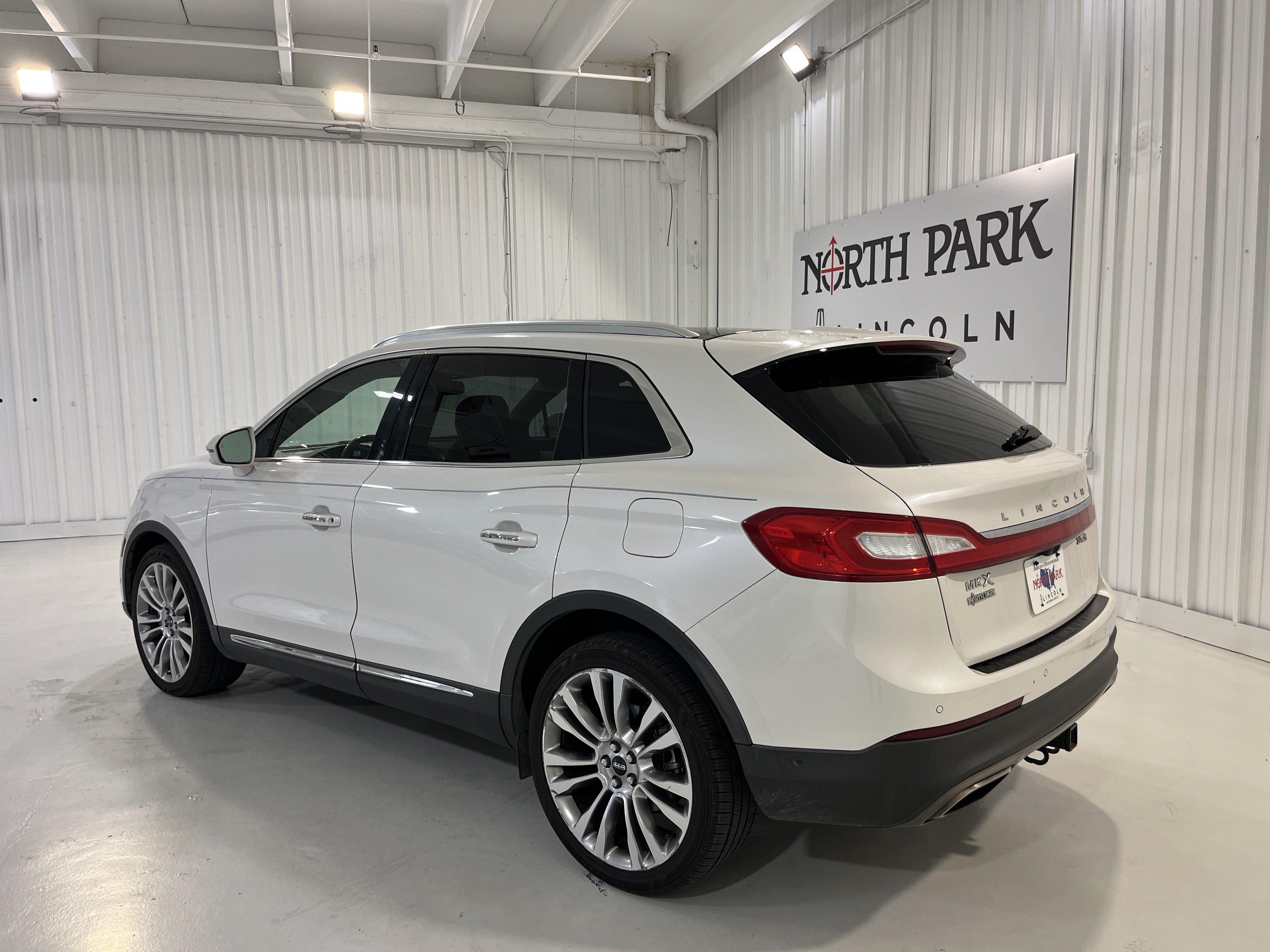Used 2016 Lincoln MKX Reserve w/ Luxury Package AWD/4WD image 3