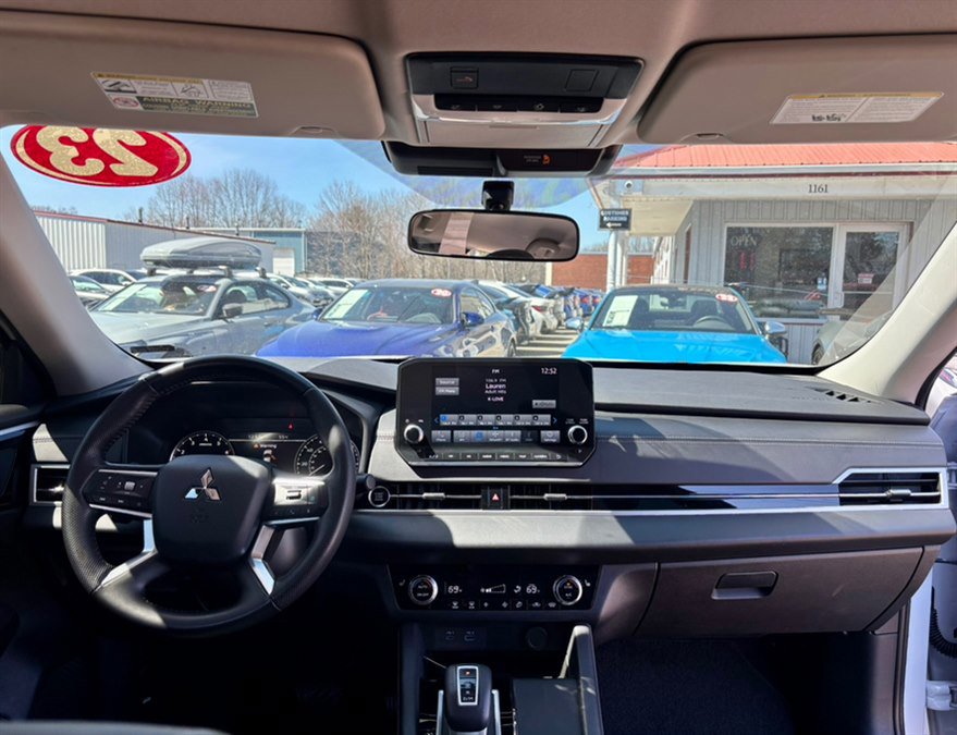 Used 2023 Mitsubishi Outlander SE image 12