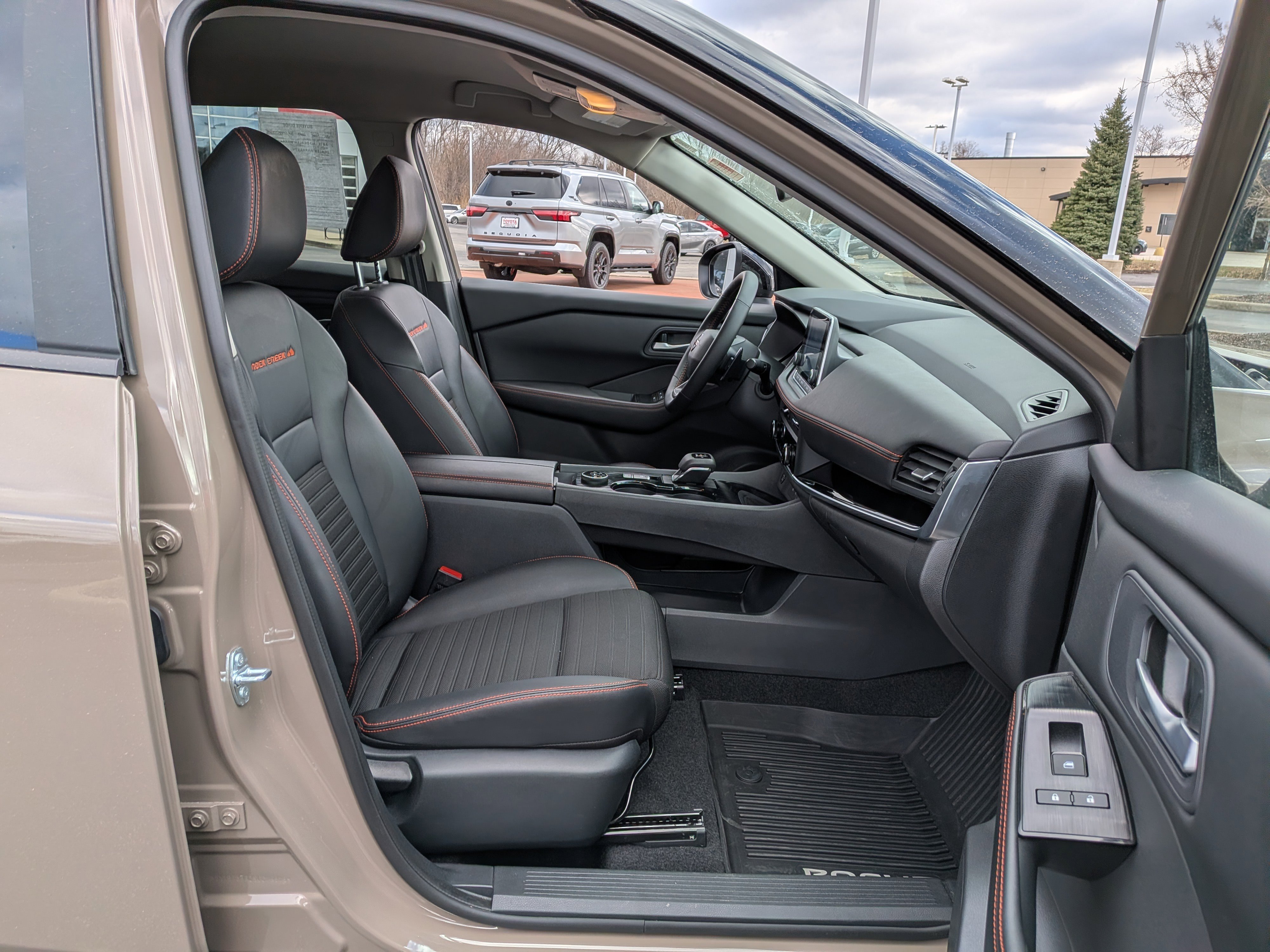 Used 2025 Nissan Rogue SV AWD/4WD image 25