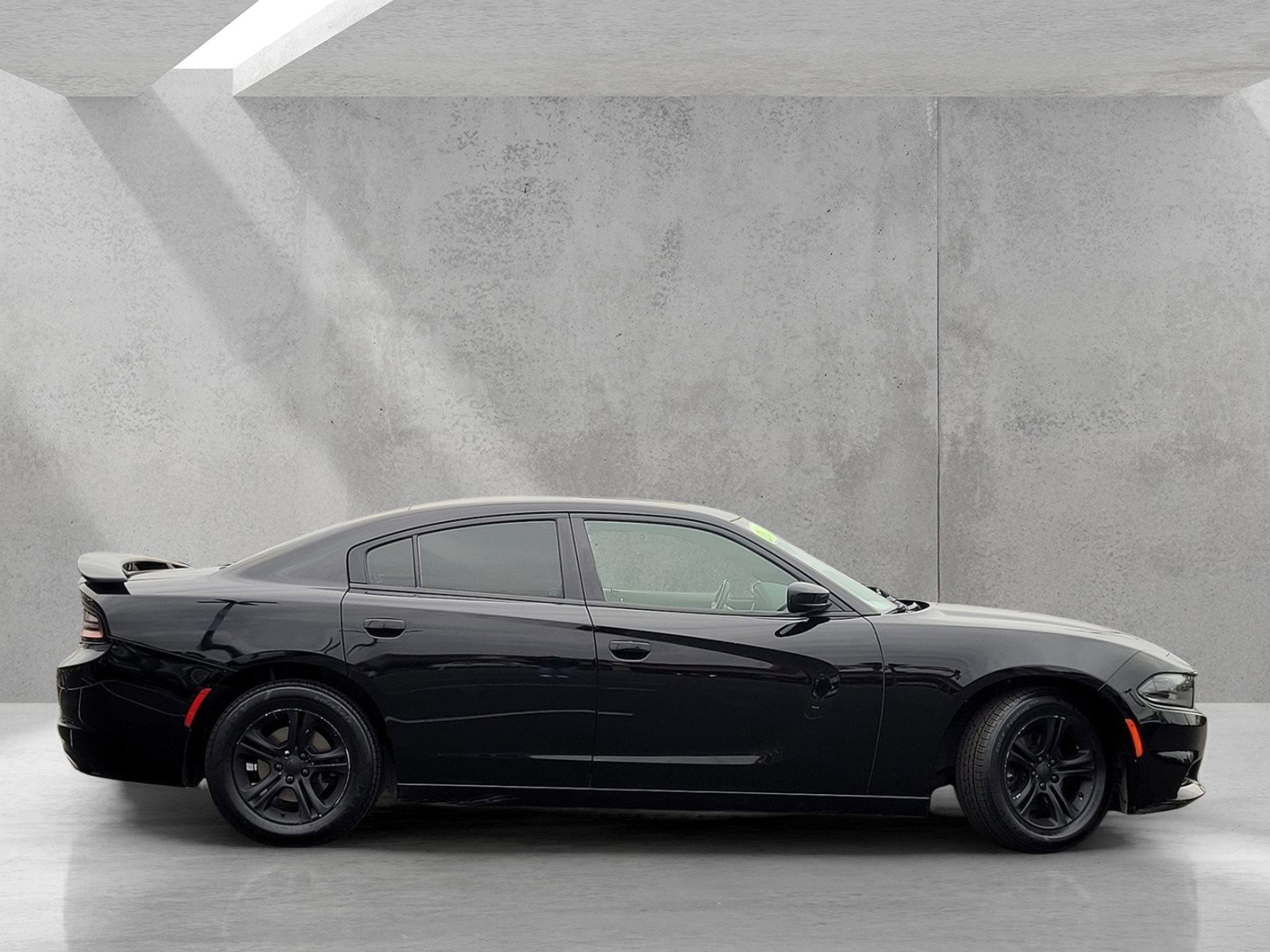 Used 2022 Dodge Charger SXT w/ Leather Interior Group RWD image 3