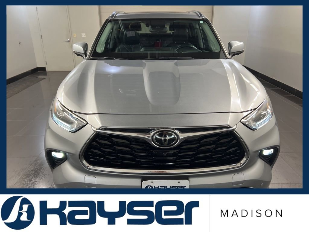 Used 2024 Toyota Highlander Platinum image 2