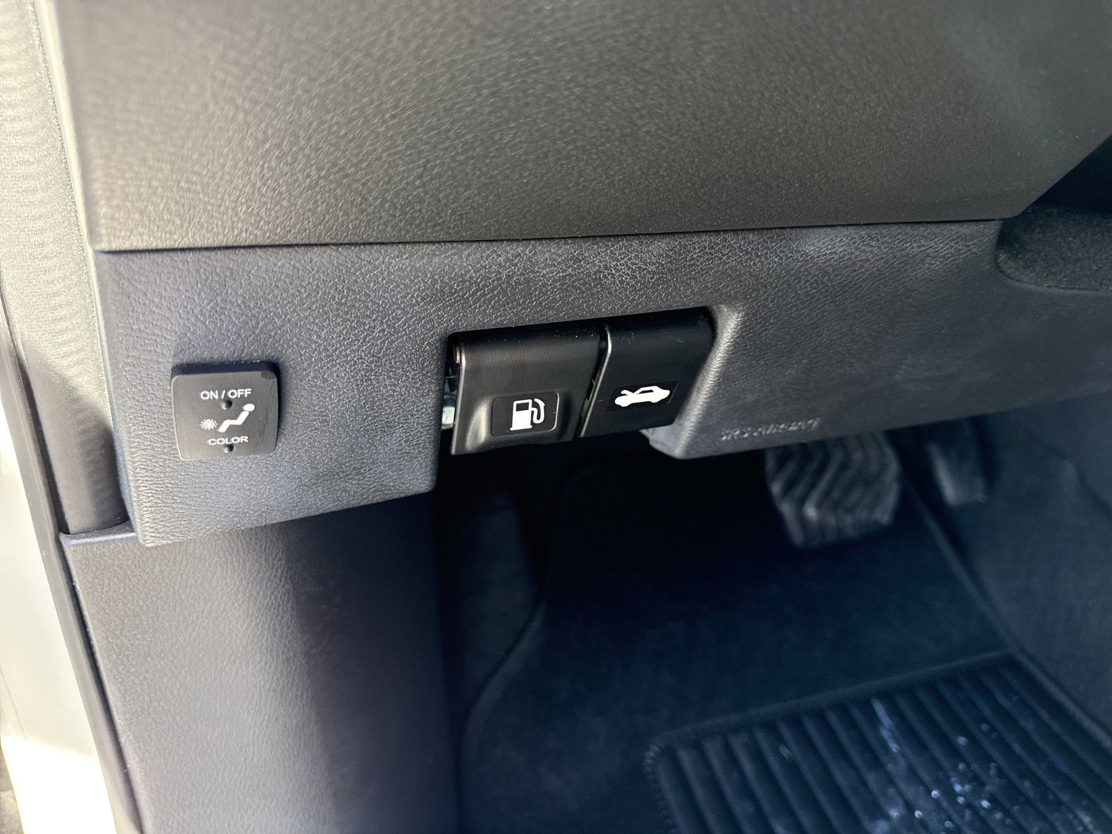 Used 2022 Nissan Kicks SR w/ Interior Electronics Package FWD image 16