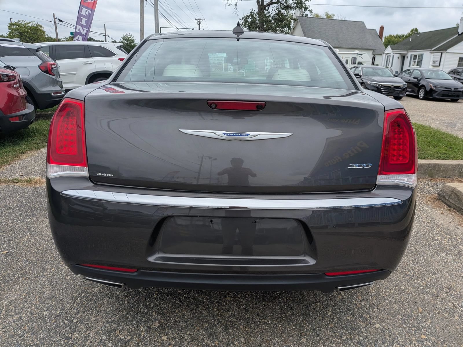 Used 2019 Chrysler 300 Limited RWD image 3