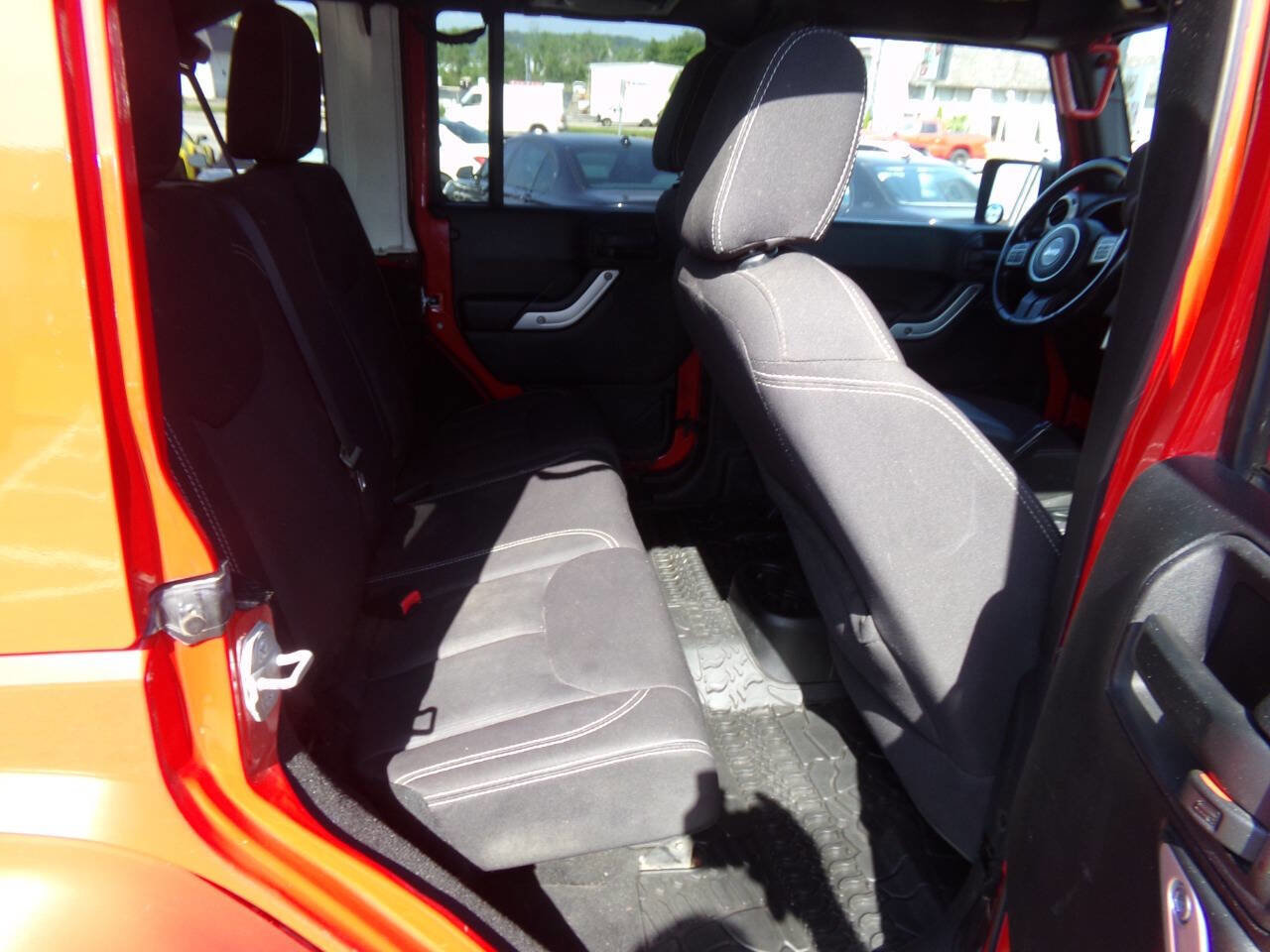 Used 2014 Jeep Wrangler Unlimited Sahara w/ Connectivity Group AWD/4WD image 23