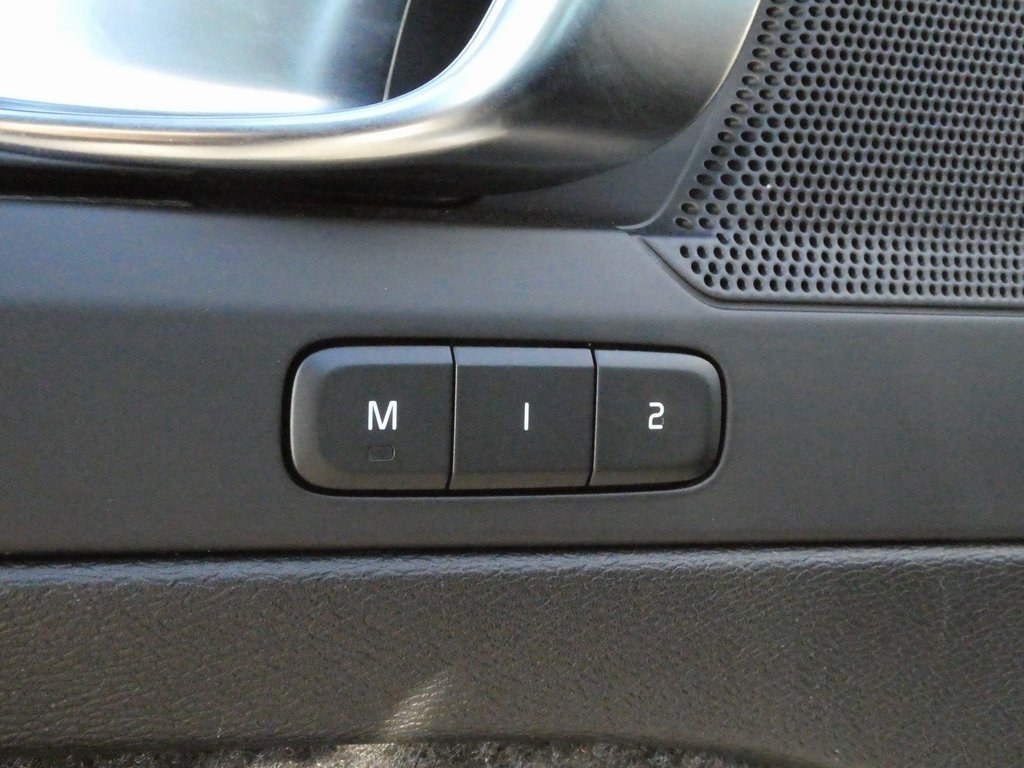 Used 2024 Volvo XC40 B5 Plus image 27