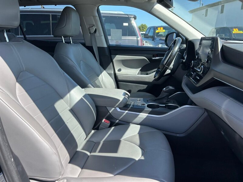 Used 2020 Toyota Highlander XLE AWD/4WD image 18