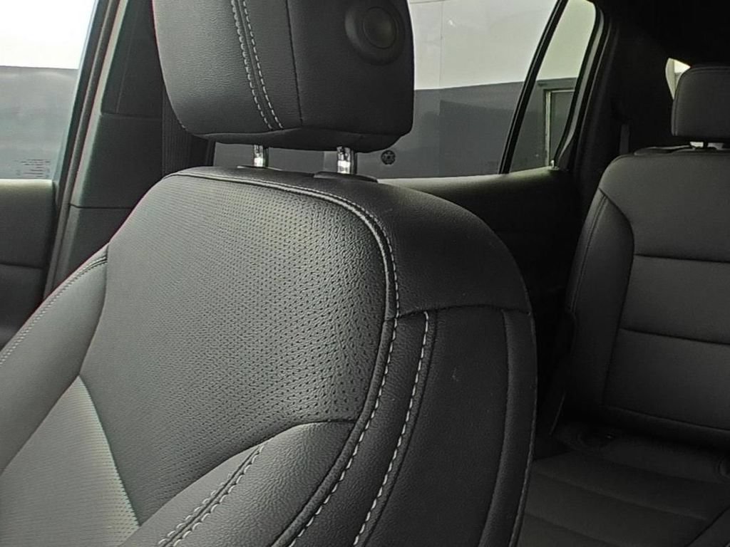 Used 2026 Chevrolet Traverse LT AWD/4WD image 9