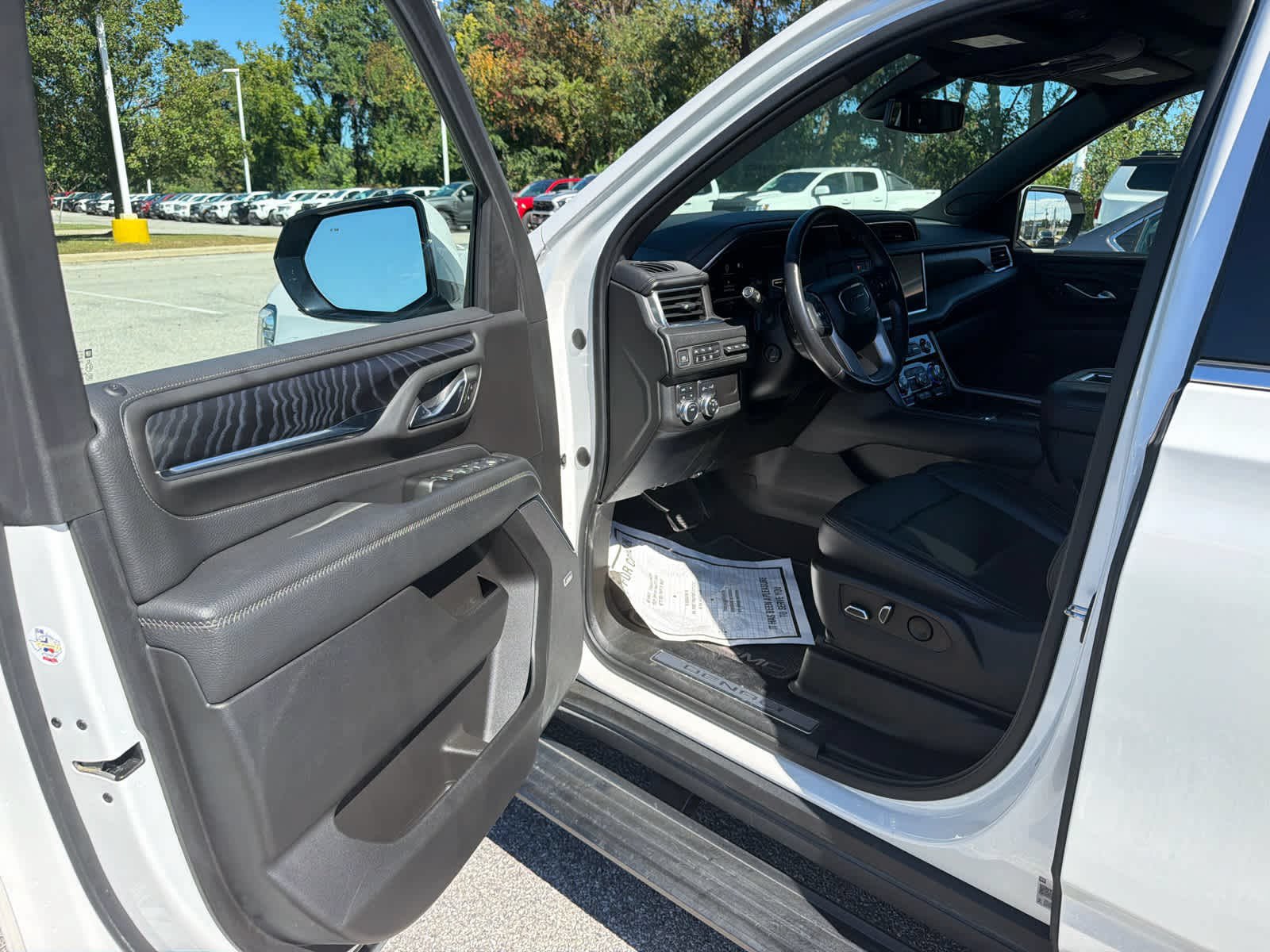 Used 2022 GMC Yukon Denali AWD/4WD image 21