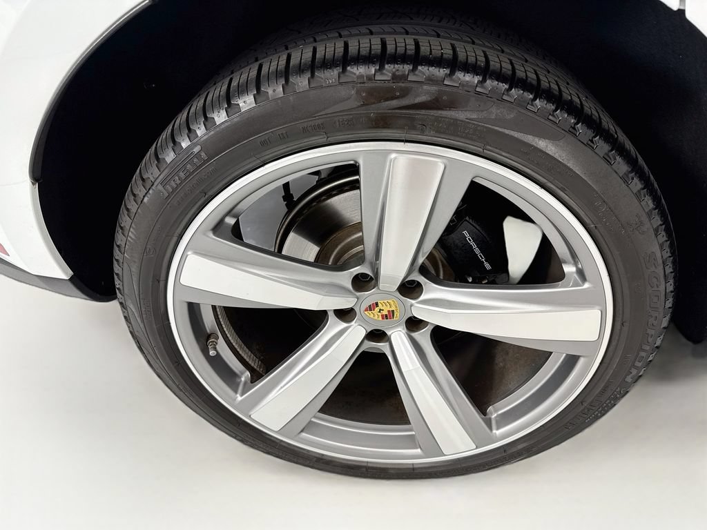 Certified 2025 Porsche Macan AWD/4WD image 33