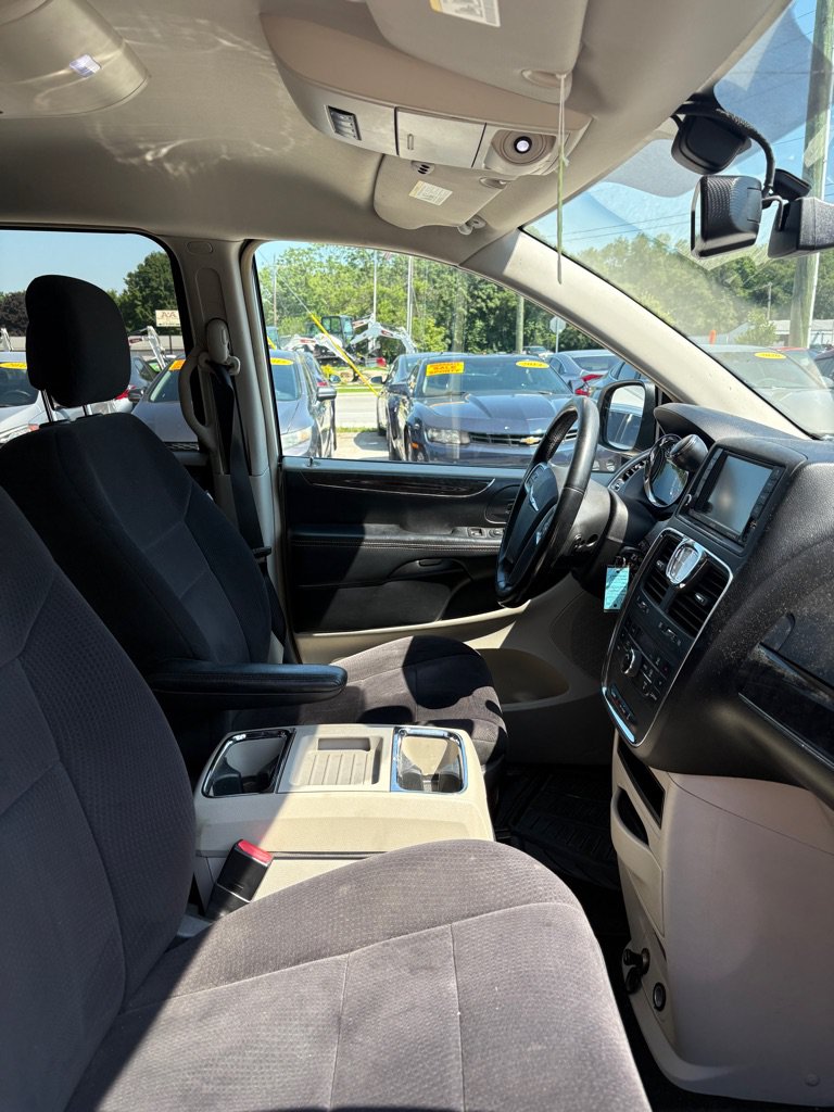 Used 2011 Chrysler Town & Country Touring FWD image 18