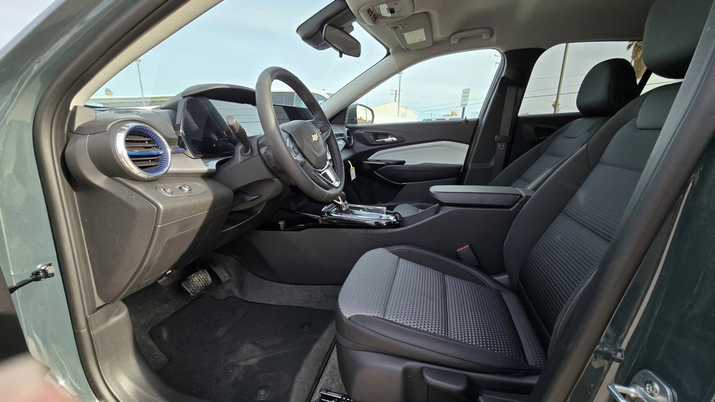 New 2025 Chevrolet Trax LT w/ Driver Confidence Package image 13