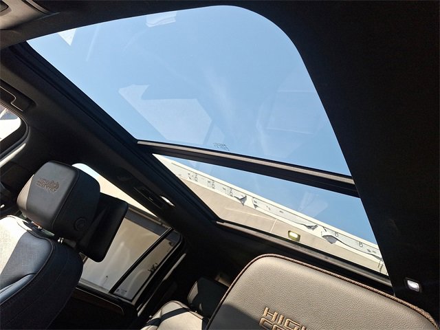 Used 2023 Chevrolet Suburban High Country image 17