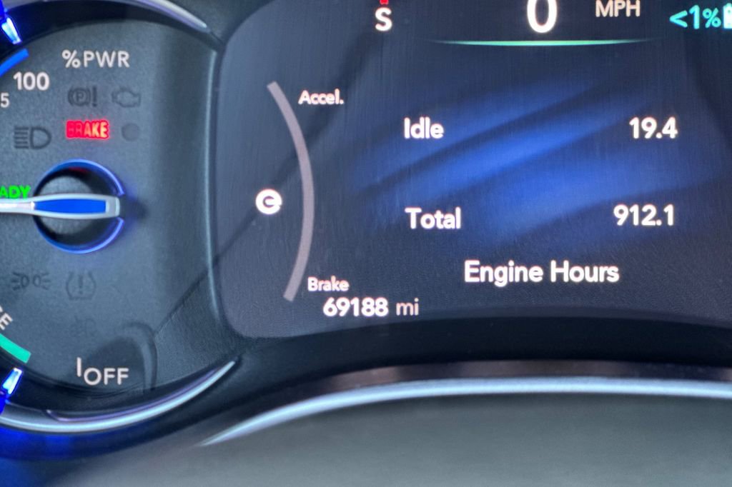 Used 2023 Chrysler Pacifica Touring-L image 25