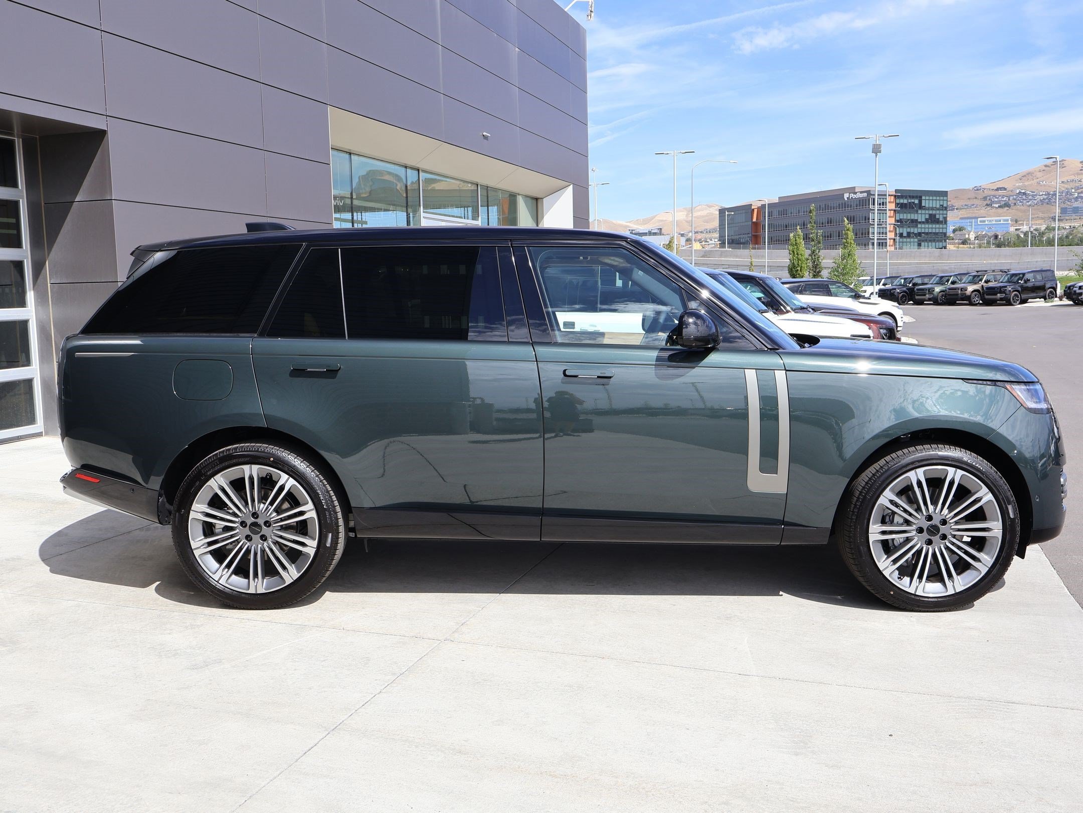 New 2026 Land Rover Range Rover Long Wheelbase SE AWD/4WD image 4