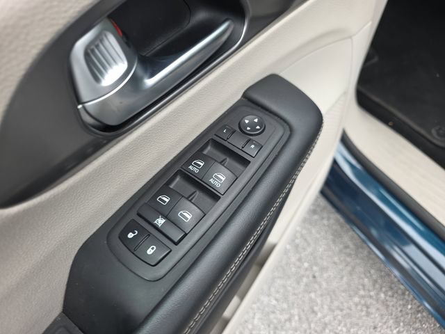 Used 2024 Chrysler Pacifica Limited FWD image 19
