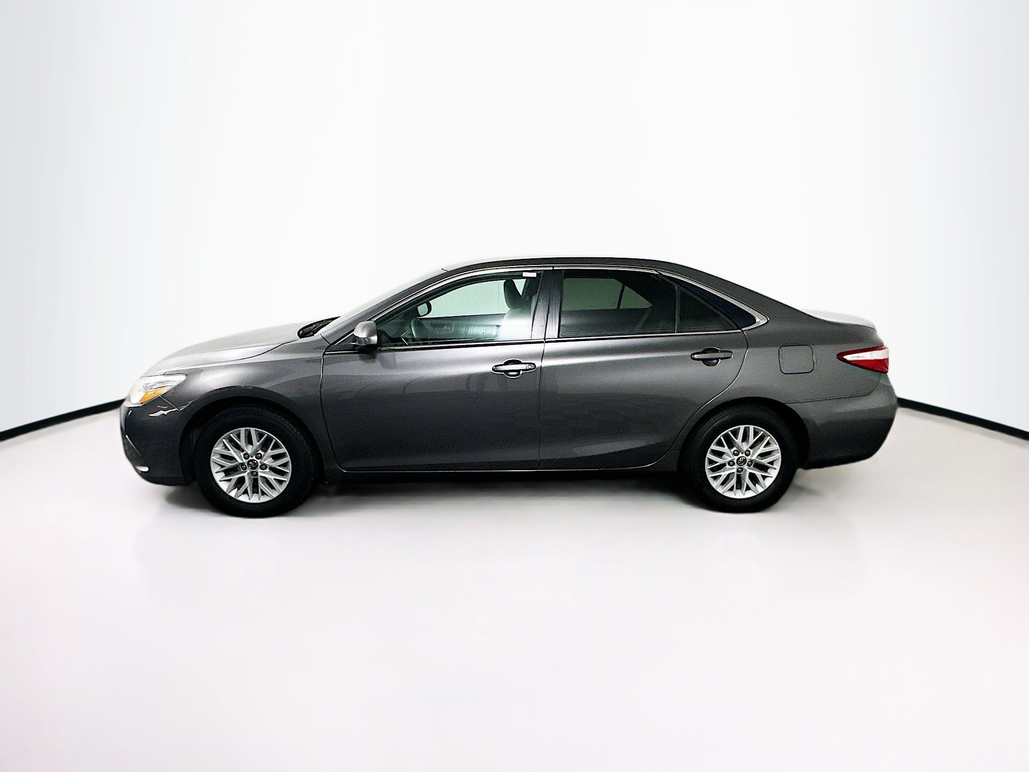 Used 2016 Toyota Camry LE FWD image 4
