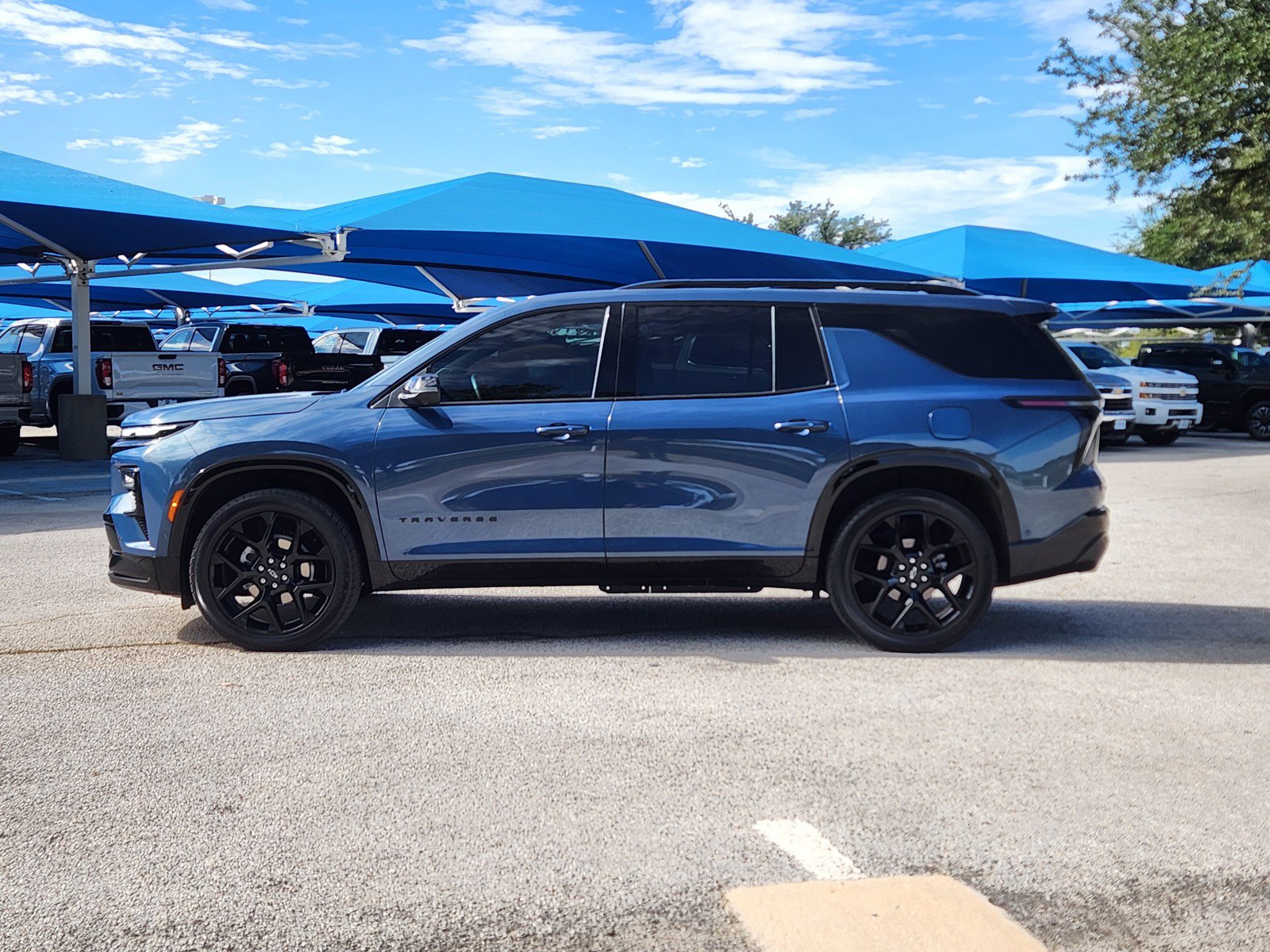 Used 2024 Chevrolet Traverse RS FWD image 3