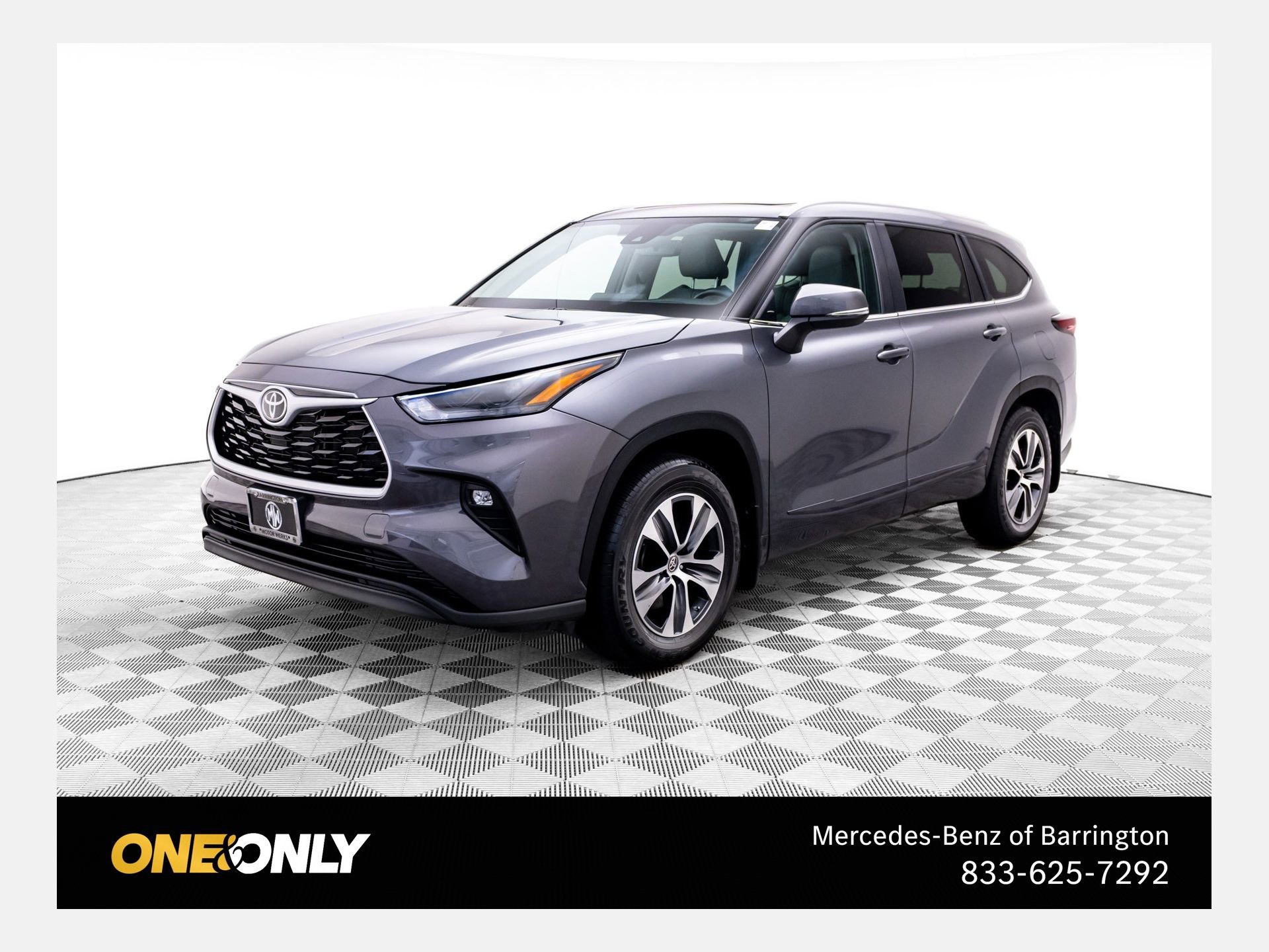 Used 2024 Toyota Highlander XLE FWD image 1