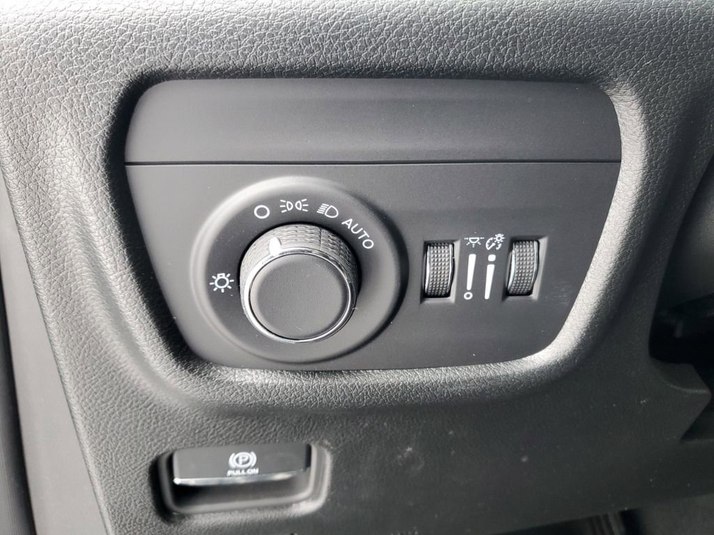 Used 2025 Jeep Grand Cherokee Altitude image 11