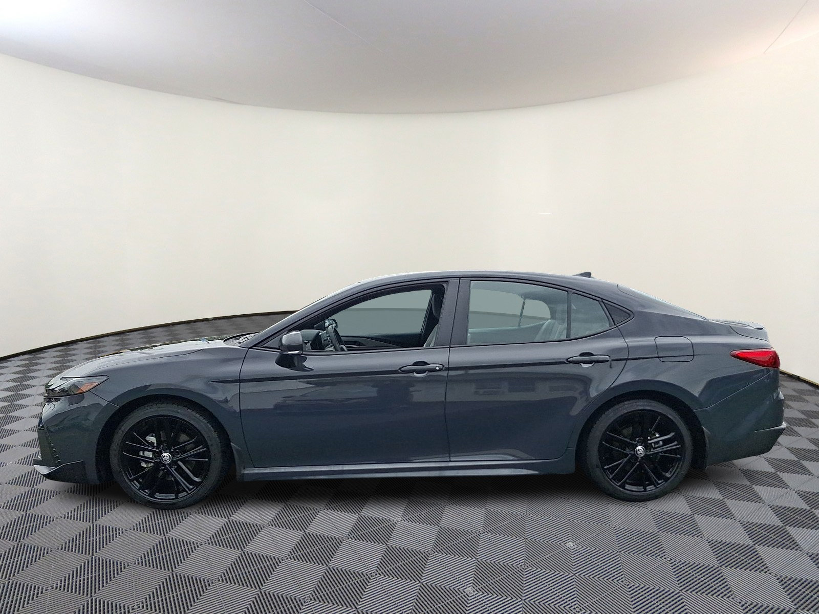 Used 2025 Toyota Camry SE w/ Convenience Package FWD image 4