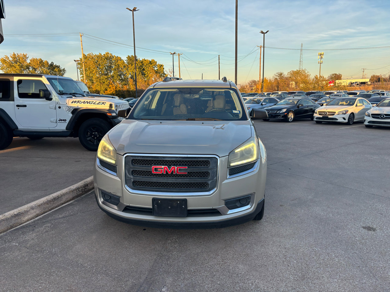 Used 2013 GMC Acadia SLE image 2