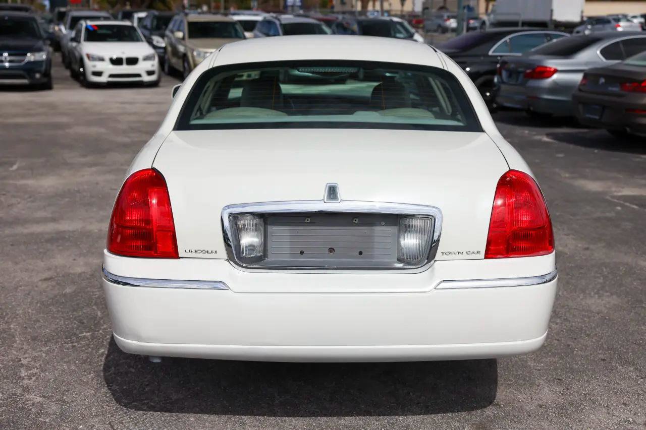 Used 2006 Lincoln Town Car Signature image 9