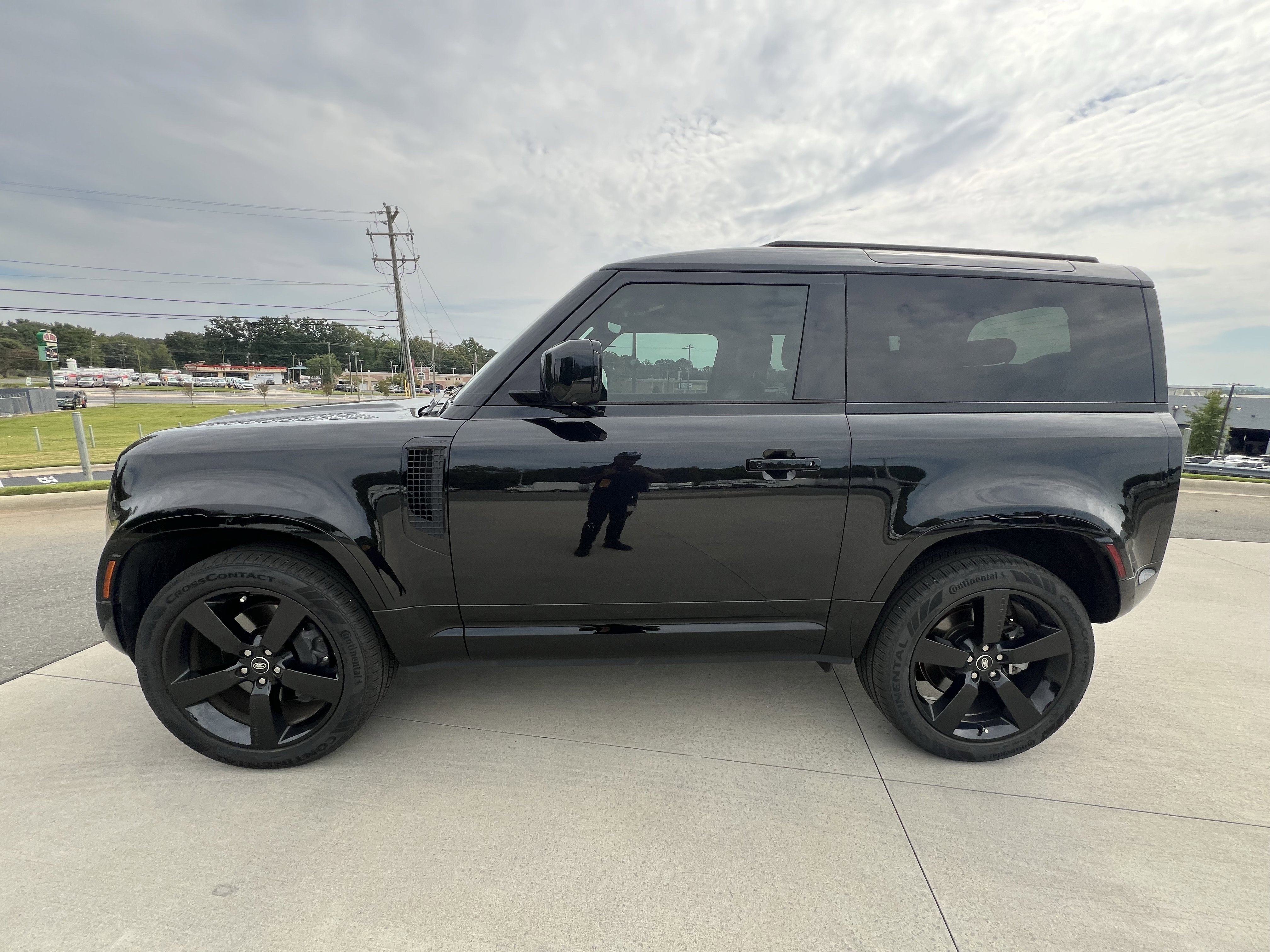 Used 2024 Land Rover Defender 90 X-Dynamic SE image 31