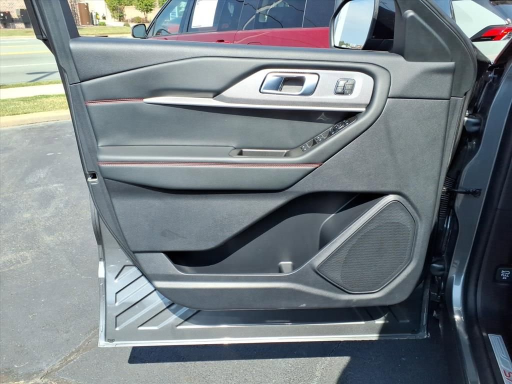 Used 2025 Ford Explorer ST-Line w/ Premium Package image 9
