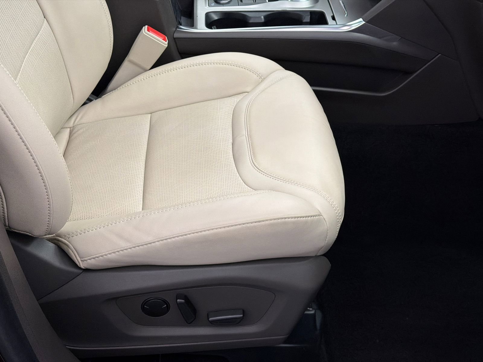 Used 2023 Ford Explorer Platinum w/ Technology Package image 12