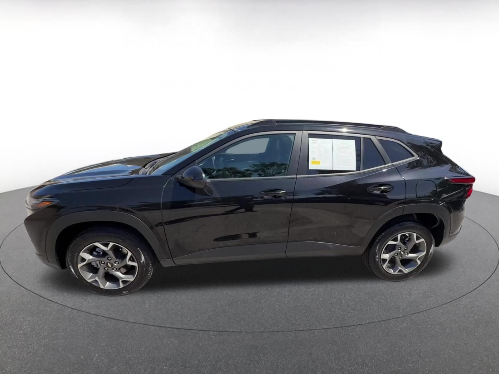Used 2025 Chevrolet Trax LT FWD image 9