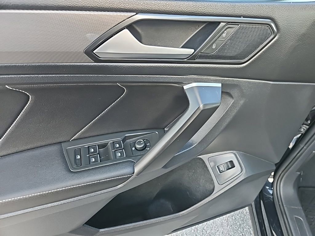 Used 2024 Volkswagen Tiguan SE image 15