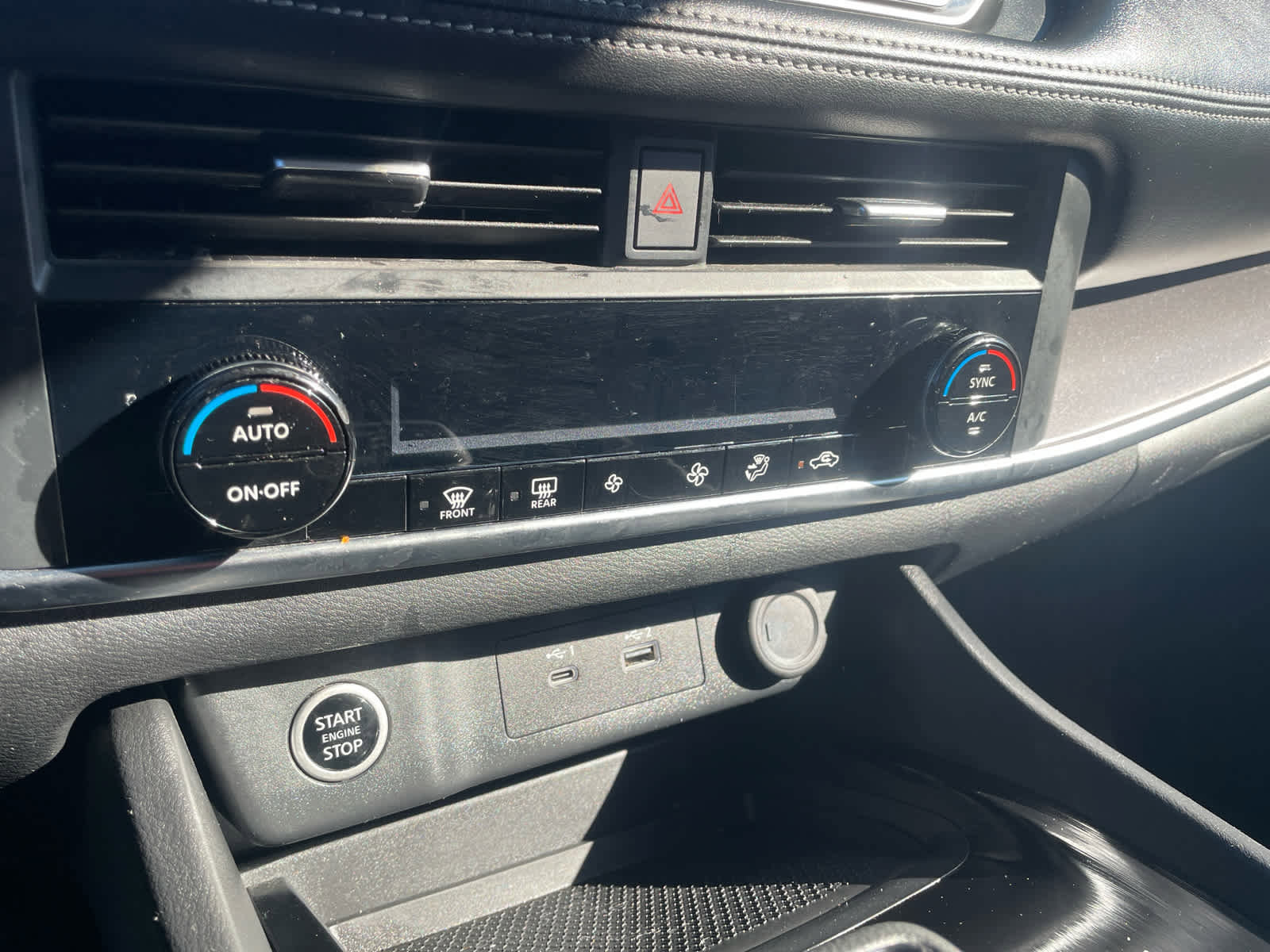 Used 2023 Nissan Rogue SV image 28