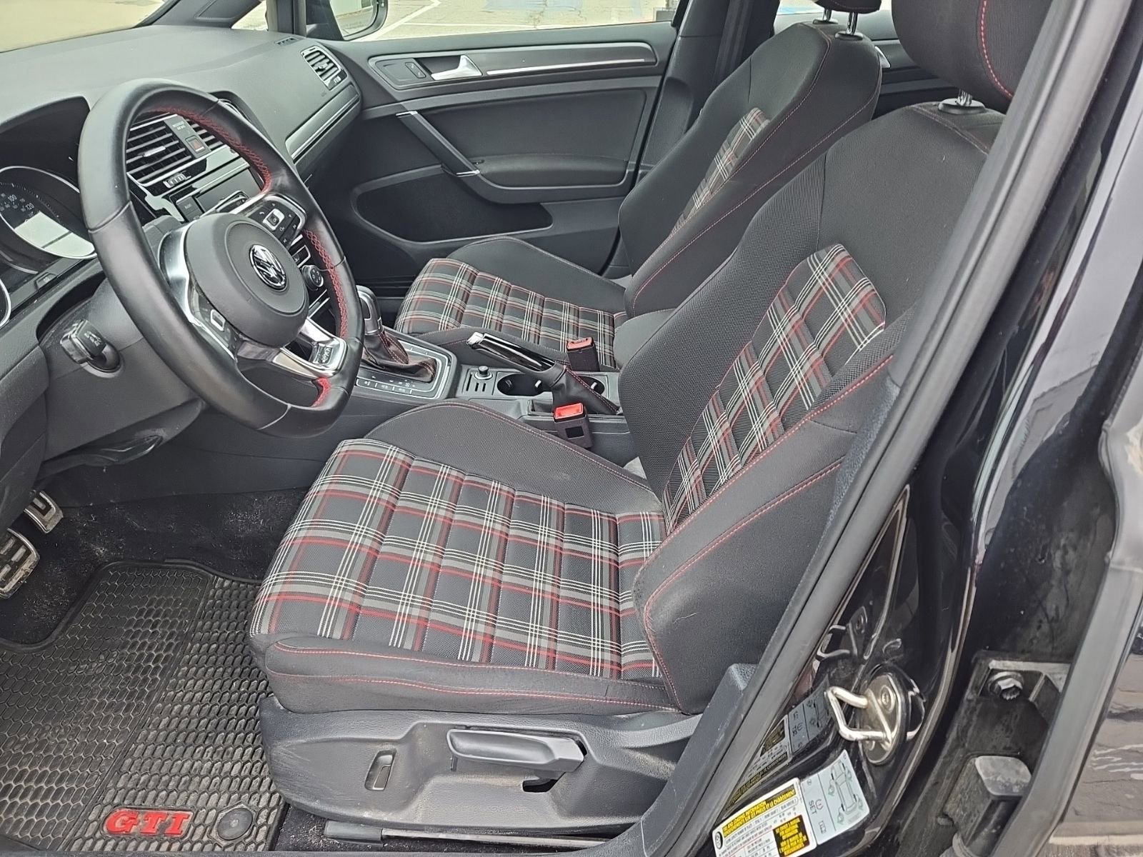 Used 2018 Volkswagen GTI SE image 6