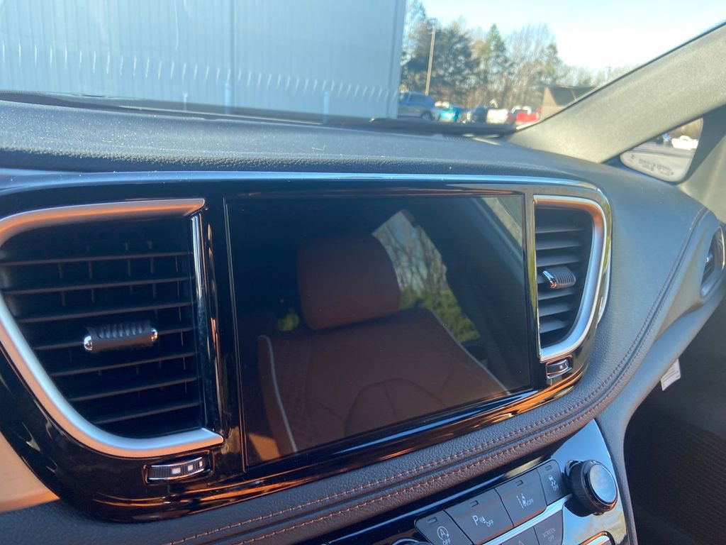 New 2026 Chrysler Pacifica Pinnacle image 18
