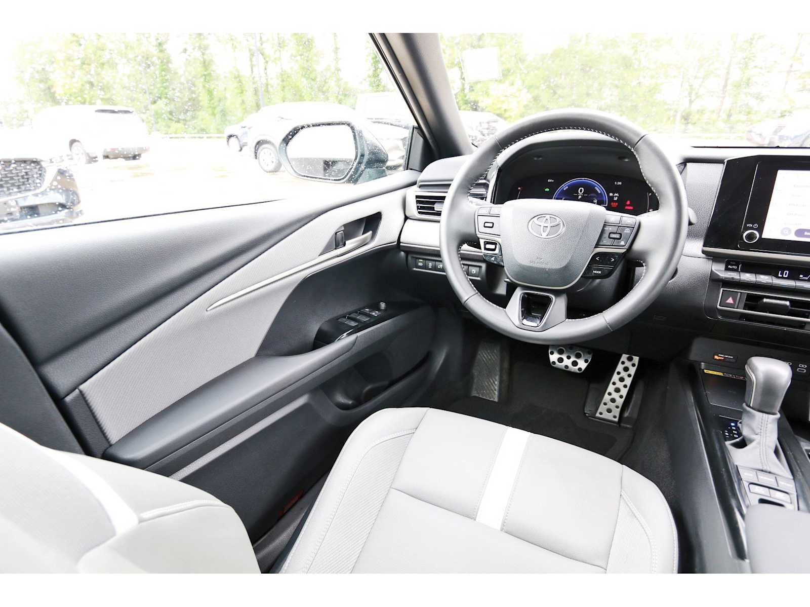 Used 2025 Toyota Camry SE w/ Convenience Package image 6