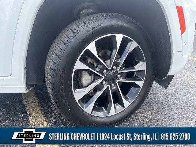 Used 2022 Jeep Grand Cherokee Overland w/ Luxury Tech Group IV AWD/4WD image 9